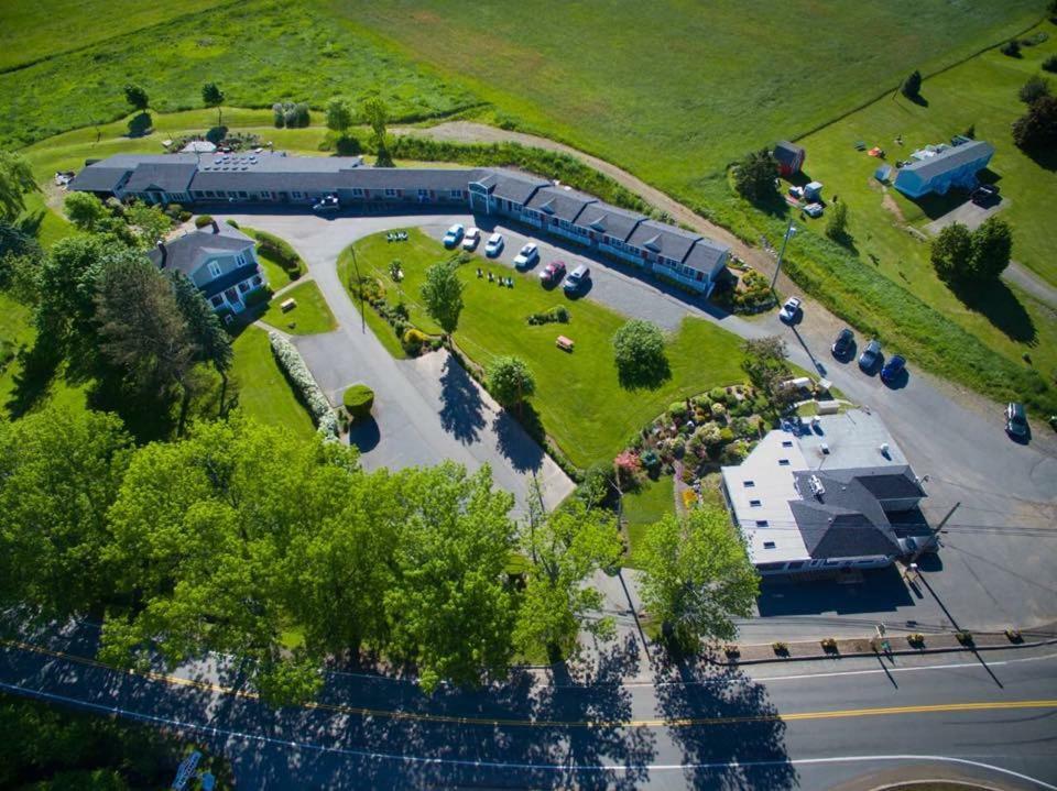 Evangeline Inn & Motel Grand-Pre Экстерьер фото